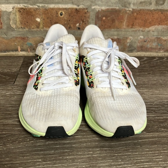 Nike - Picture 3 of 17